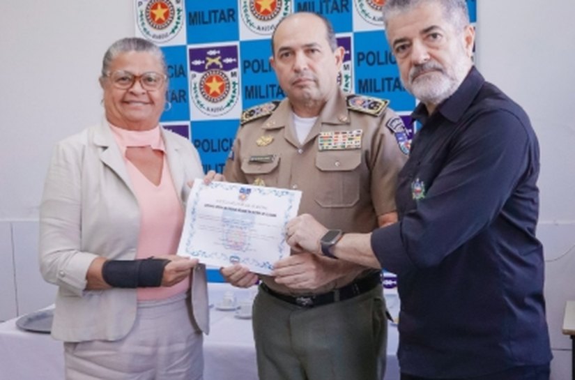 Prefeita Tia Júlia recebe Diploma de Amiga da Polícia Militar de Alagoas