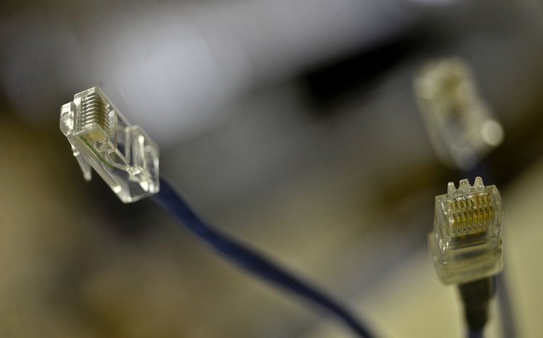 Governo anuncia instalação de fibra óptica entre Brasil e Europa