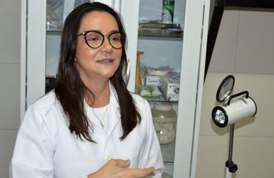 Conheça a diferença entre queda de cabelo e calvície