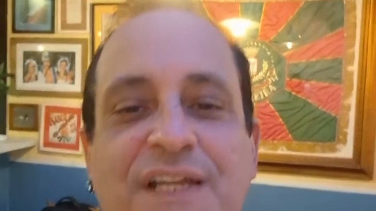 'Quando Rogéria voltou de cabaré francês, todo mundo saiu do armário. Paris chegou a ter 500 travestis brasileiras', diz autor