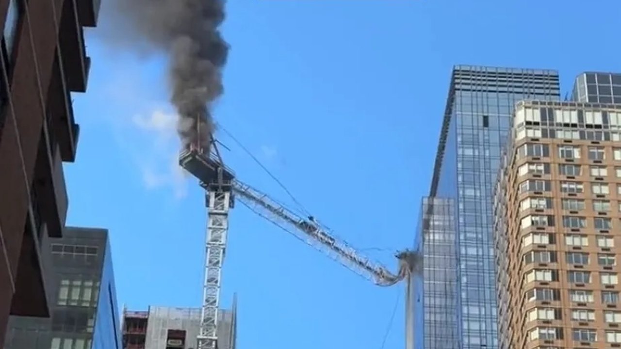 Guindaste pega fogo e desaba em Nova York; vídeo
