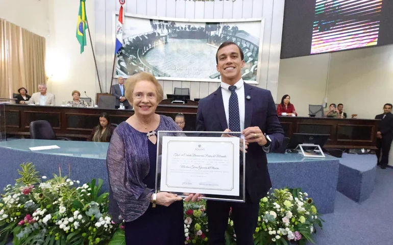 Assembleia concede título a advogada por atuação jurídica e social