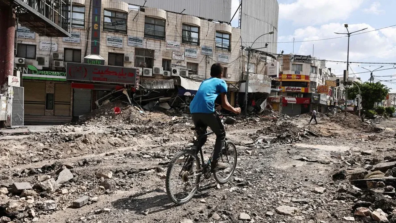 Exército de Israel investiga morte de ativista americana na cisjordana Nablus; retirada militar de Jenin revela rastro de destruição