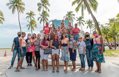 Mulheres assistidas pelo Cras visitam pontos turísticos e espaços instagramáveis na orla de Maceió