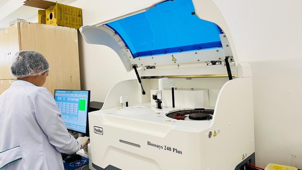 Com novo equipamento, Hospital Ib Gatto amplia capacidade laboratorial e alcança marca histórica de exames