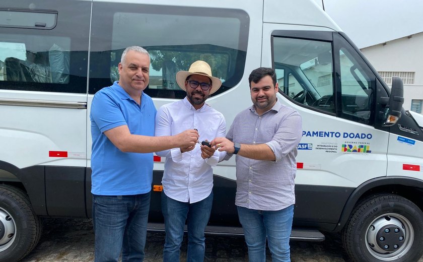 Alfredo Gaspar entrega emendas de R$ 557 mil na forma de duas vans para Instituto em Pão de Açúcar e Cooperativa Rural de Matriz de Camaragibe