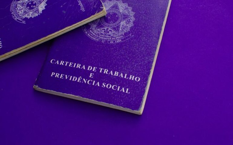 74% dos trabalhadores domésticos não possuem carteira assinada no Brasil