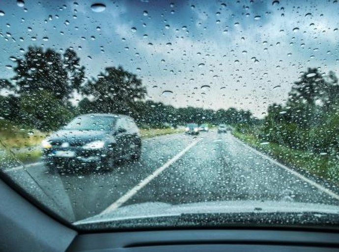 Dirigir na chuva exige atenção redobrada dos condutores