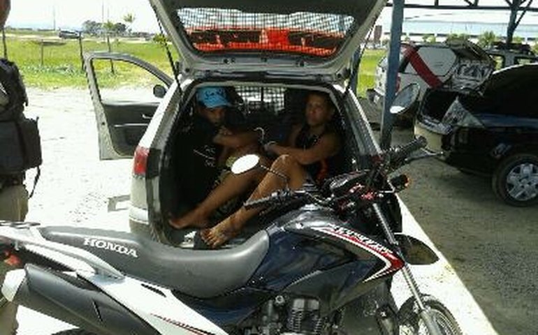 PM prende dois com motocicleta roubada durante blitz em Rio Largo