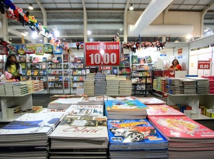 Bienal: Alunos da Semed recebem Vale Livro nesta quarta