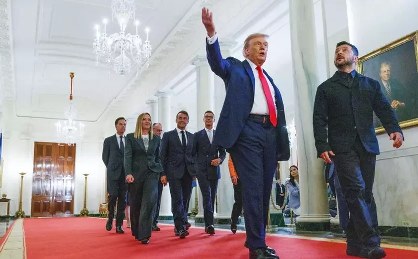 Trump diz que cabe a Putin e Zelensky encerrar guerra