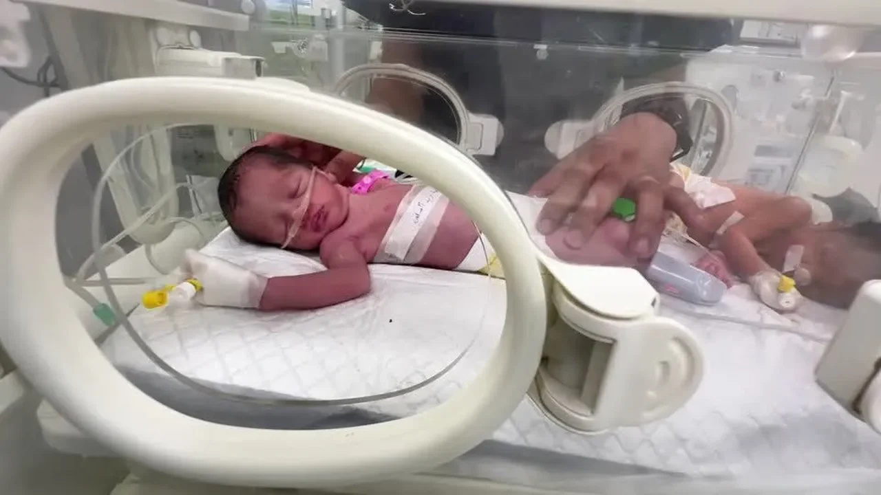 Morre bebê palestino 'resgatado' do útero da mãe após ataque israelense em Gaza; vídeo 