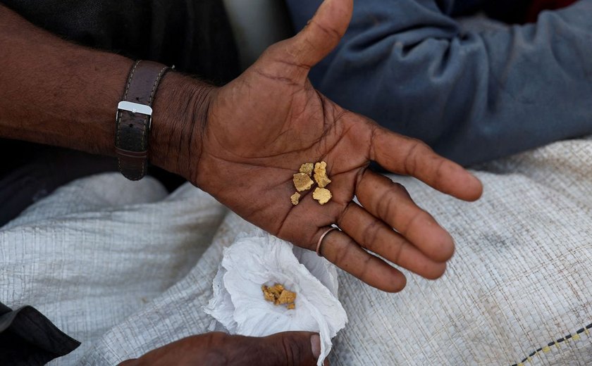 Confronto entre sindicatos mantém centenas de mineiros presos em mina de ouro na África do Sul