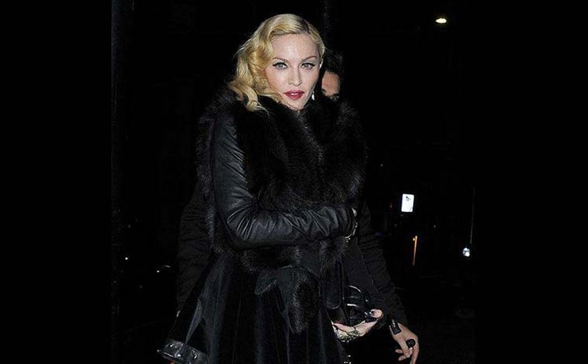Madonna brinca em foto sozinha: &#8220;fã do Benfica cercada por todos seus amigos
