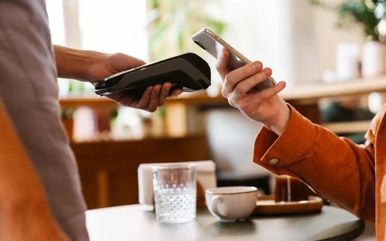 Carnaval movimenta R$ 15,7 milhões em cartões multibenefícios e revela padrão de consumo dos brasileiros focado em lazer e conveniência