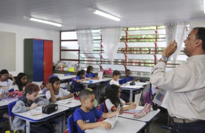 Auxílio Brasil: publicadas diretrizes da educação e de acompanhamento da frequência escolar