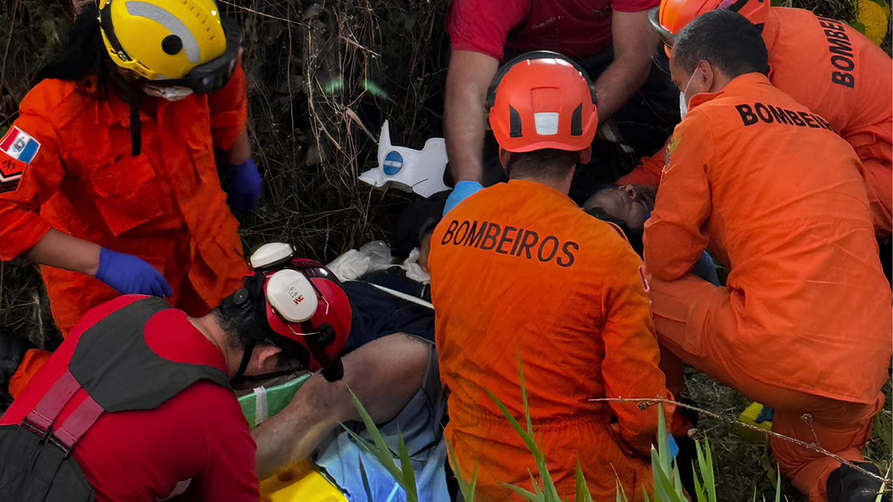 Corpo de Bombeiros resgata motociclista após queda em ribanceira