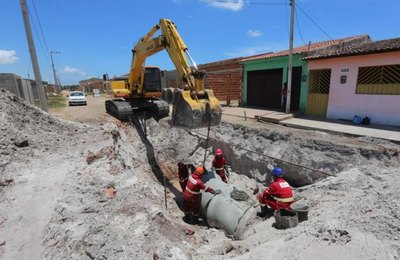 Prefeitura de Marechal Deodoro inicia obra de drenagem e pavimentação de via no Carrasco