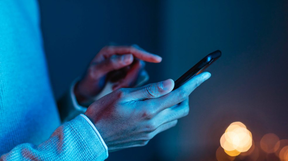 Porteiro é demitido por justa causa após enviar 'nudes' usando telefone corporativo