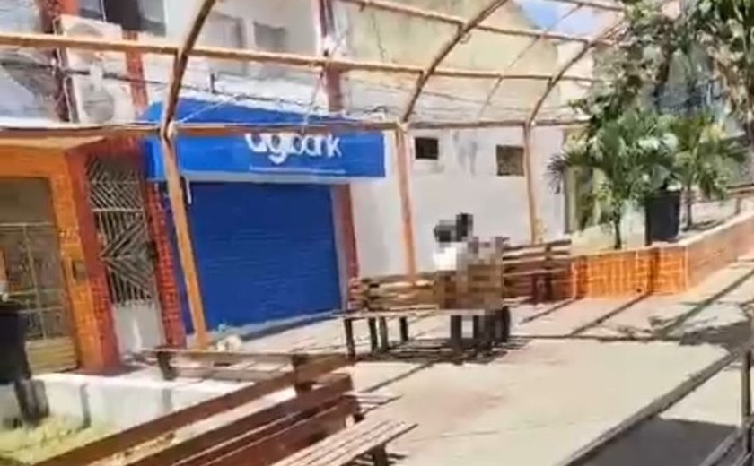 Casal flagrado fazendo sexo em praça no Centro de Palmeira é paciente do Caps da cidade; secretaria nega