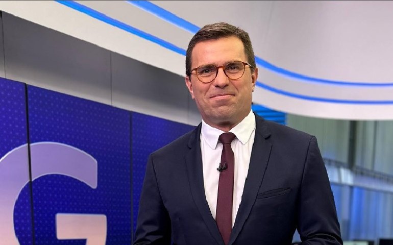 Rodrigo Bocardi apresenta jornal ao vivo com terno rasgado