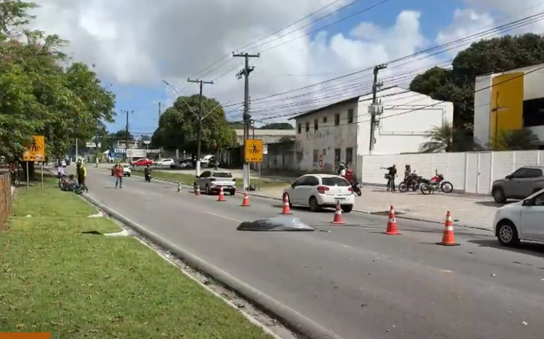 Idoso morre atropelado após tentar atravessar avenida fora da faixa em Maceió