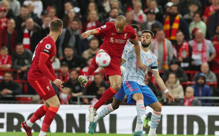 Liverpool goleia Manchester United mais uma vez e assume liderança do Inglês
