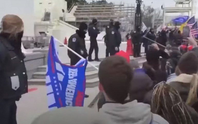 Apoiadores de Trump invadem Capitólio; debate sobre vitória de Biden é suspenso