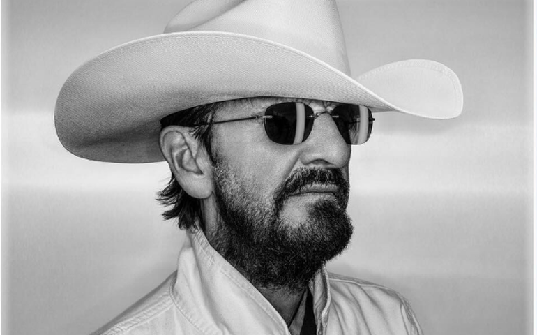 'Parecia que John estava conosco', diz Ringo Starr sobre vitória dos Beatles no Grammy