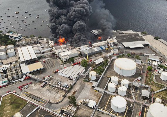 Após incêndio em fábrica, há risco de vazar óleo na Baía de Guanabara