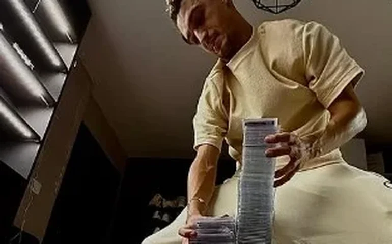 Tenista francês doa cartas de Pokémon a menino que teve coleção roubada