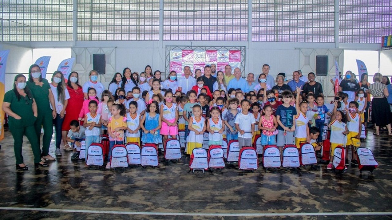 Estudantes de escolas da Prefeitura de Penedo recebem material escolar e Bolsa Auxílio Permanência
