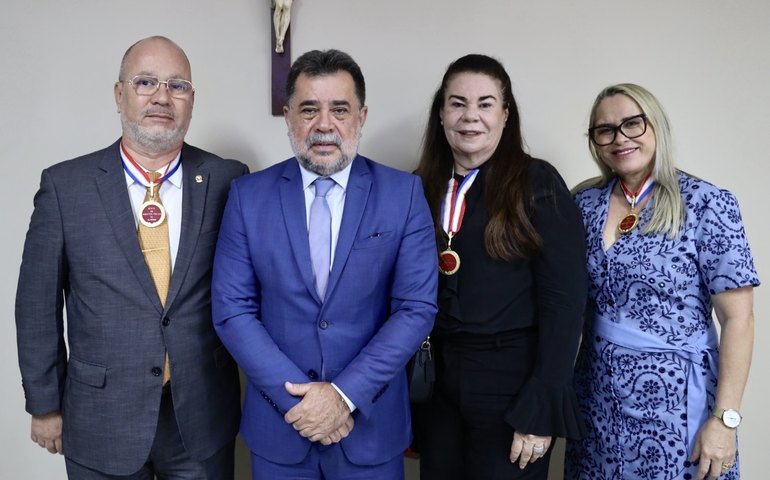 Colégio de Procuradores homenageia procuradora e promotores de Justiça com a mais alta condecoração do MPAL