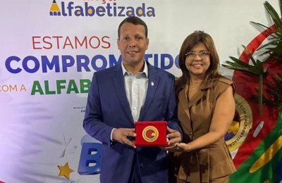 Prefeito Remi Filho celebra entrega do Selo Ouro de Alfabetização durante cerimônia em Brasília