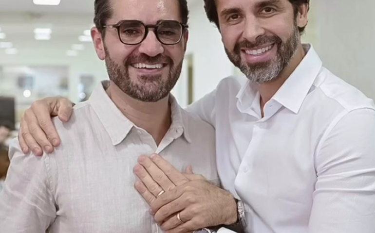 Jornalista Marcelo Cosme se casa com cardiologista: 'Maridos e cúmplices'