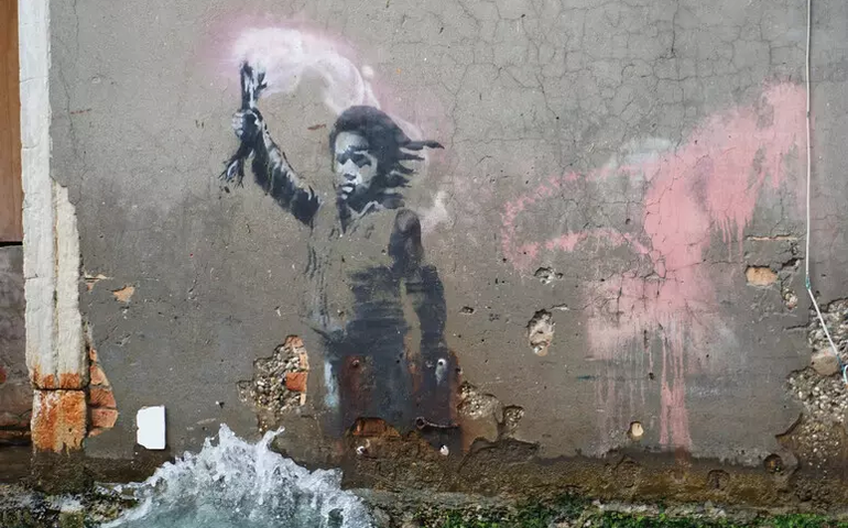 Mural de Banksy é removido em Veneza para ser restaurado