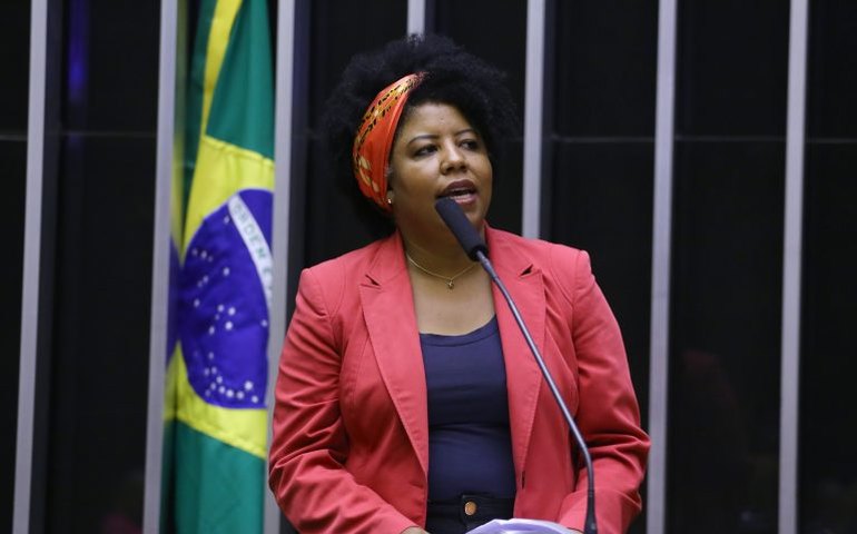 Câmara aprova projeto que prevê salários iguais para homens e mulheres