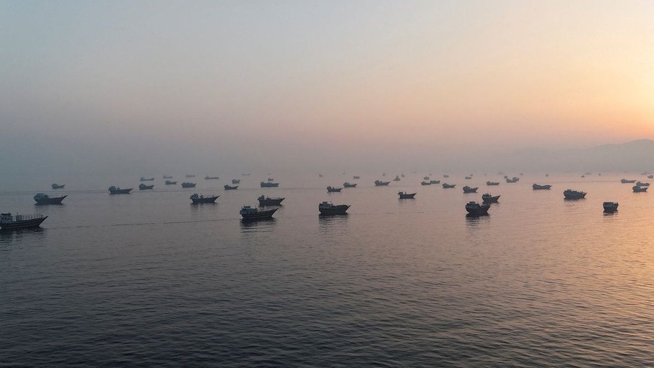 Primeiros navios-tanque atravessam Estreito de Ormuz após acordo com Irã