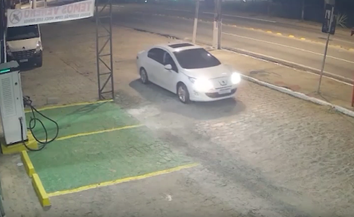 Suspeito agiu sozinho durante a madrugada e foi flagrado por câmeras de videomonitoramento