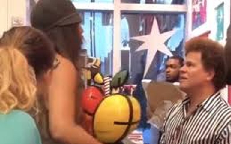 Mulher destrói obra de Romero Britto na frente do artista; veja