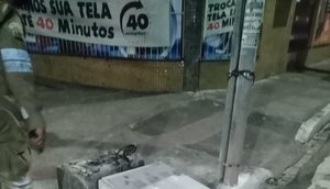 Vandalismo deixa semáforo sem funcionar e rua bloqueada em Aracaju