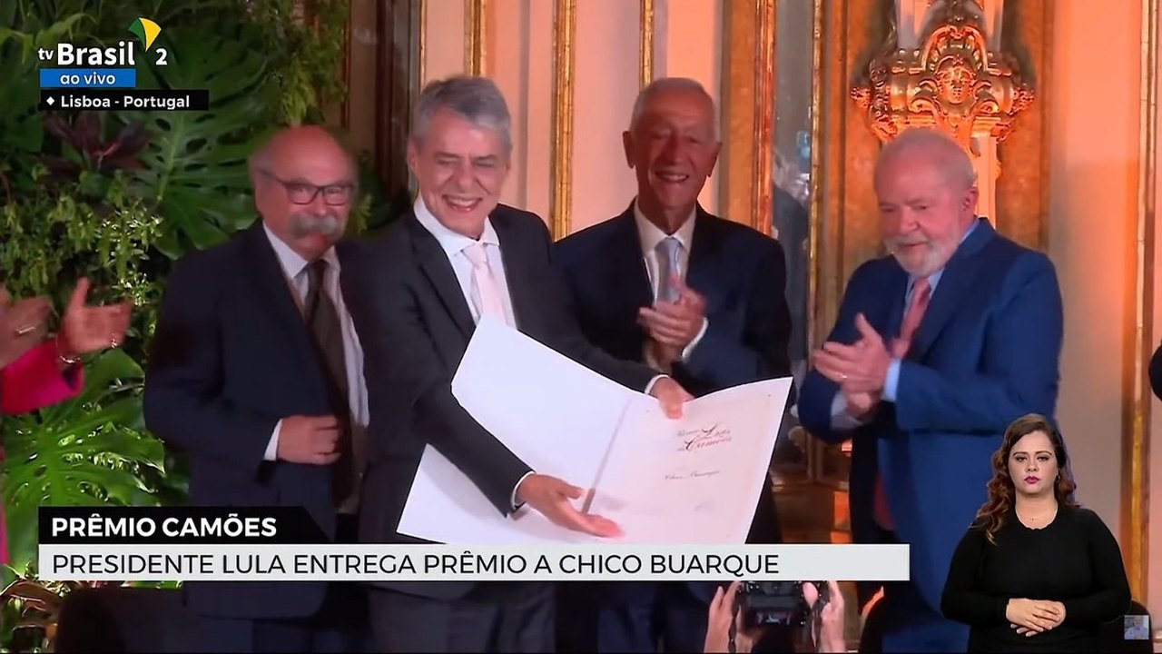 Lula em entrega de prêmio a Chico Buarque: é satisfação corrigir absurdo contra a cultura