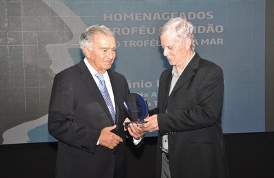 Governador interino prestigia entrega do troféu Gratidão
