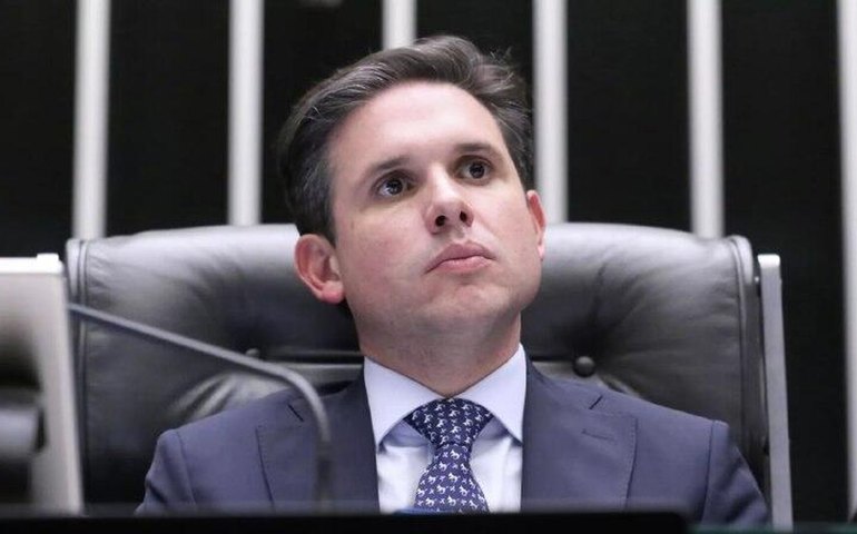 Motta reúne equipe jurídica da Câmara para avaliar ordem do STF sobre Zambelli