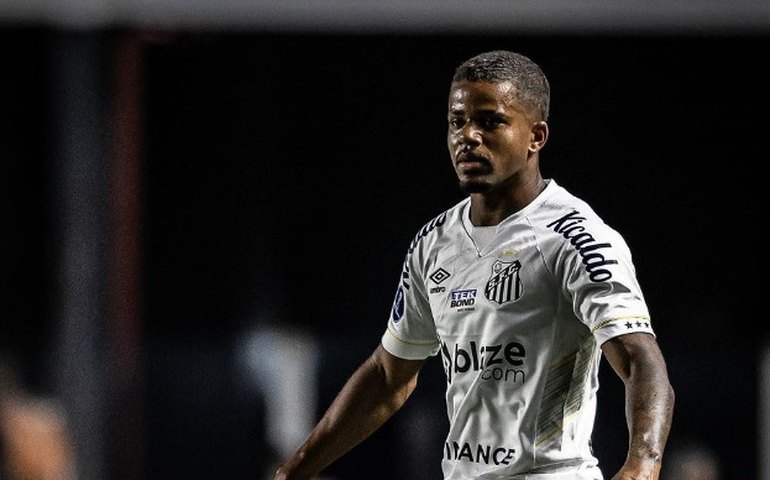 Kevyson mostra ansiedade por 1º jogo como profissional do Santos na Vila: 'Ótima sensação'
