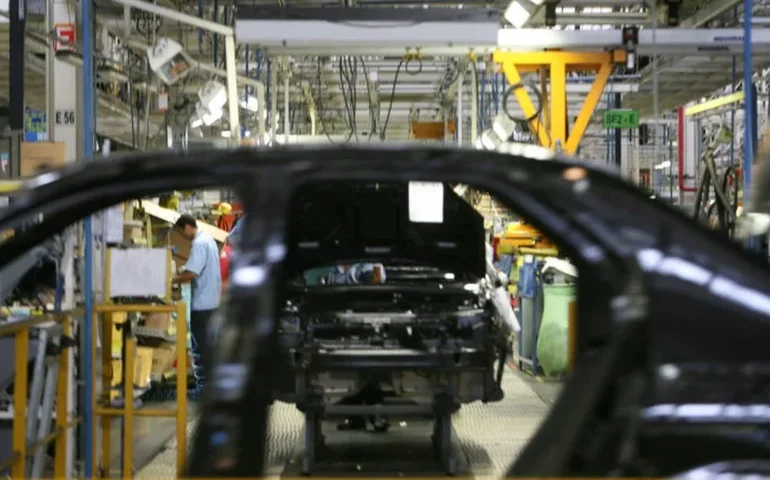 Governo Lula tenta  exclusão de embargo chinês e promete rastreabilidade de chips para produção de carros