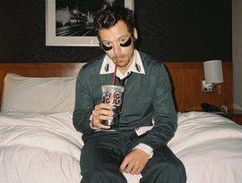 Harry Styles cai no palco durante show em Londres após se engasgar com água