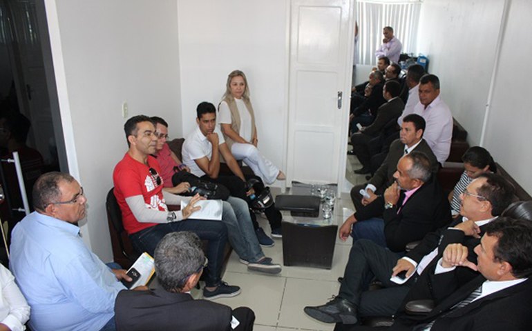 Vereadores recebem representantes do Sinteal para acompanhar pagamentos da Educação em Delmiro