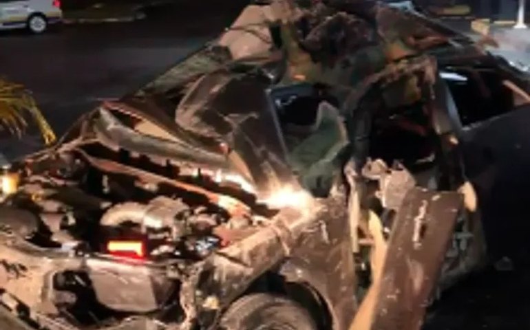 Em alta velocidade, veículo invade shopping em Maceió, capota e deixa três pessoas feridas