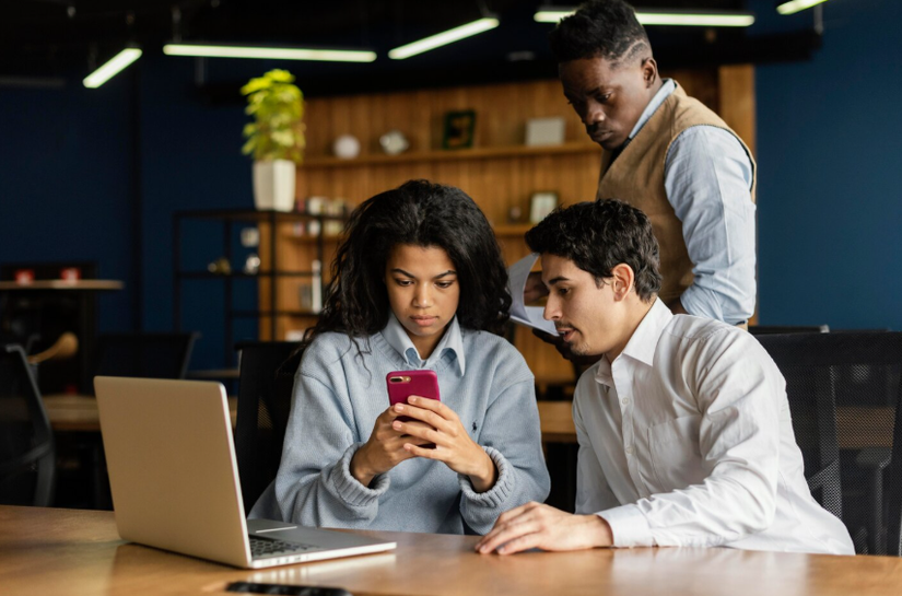 Funcionários podem ser obrigados a aparecer nas redes sociais da empresa? Advogada esclarece direitos e limites
